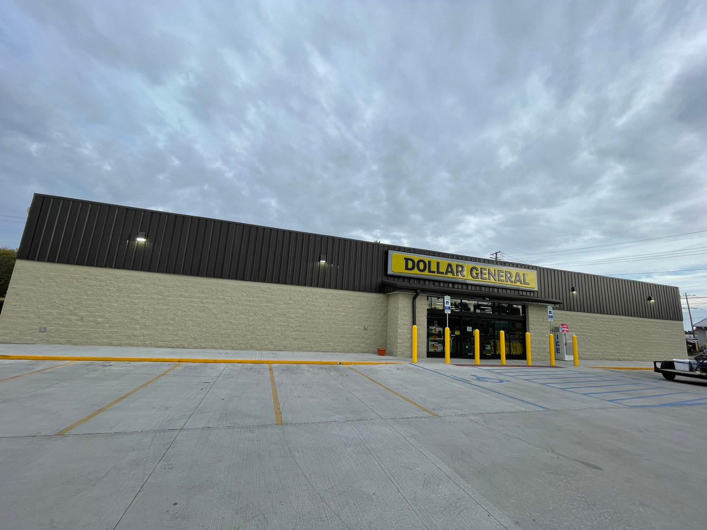Dollar General storefront
